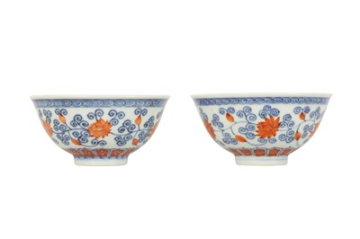 Lot 421 - A PAIR OF CHINESE IRON-RED AND UNDERGLAZE BLUE 'LOTUS SCROLL' BOWLS.