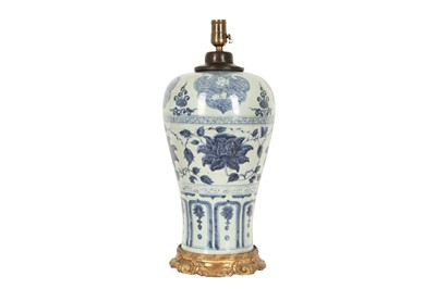 Lot 220 - A CHINESE BLUE AND WHITE VASE, MEIPING.