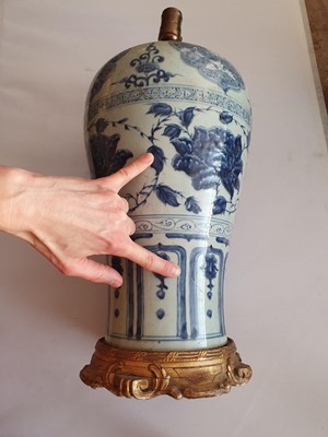Lot 330 - A CHINESE BLUE AND WHITE VASE, MEIPING.