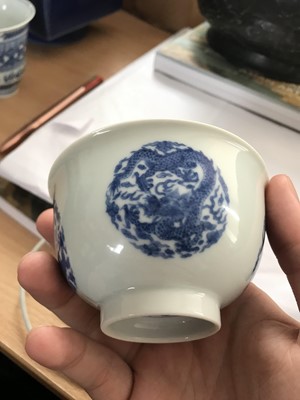 Lot 205 - A CHINESE BLUE AND WHITE 'DRAGON' BOWL.
