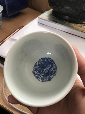 Lot 205 - A CHINESE BLUE AND WHITE 'DRAGON' BOWL.