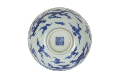 Lot 88 - A CHINESE BLUE AND WHITE 'DRAGON' BOWL.