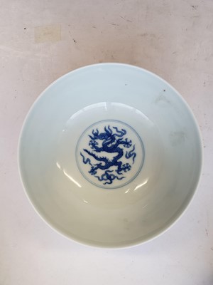 Lot 88 - A CHINESE BLUE AND WHITE 'DRAGON' BOWL.