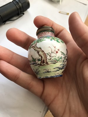 Lot 156 - A CHINESE FAMILLE ROSE CANTON ENAMEL SNUFF BOTTLE.