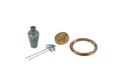 Lot 593 - A SMALL COLLECTION OF CHINESE ITEMS.