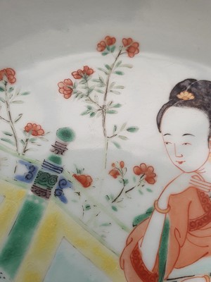 Lot 7 - A CHINESE FAMILLE VERTE 'LADY AND BOY' DISH.