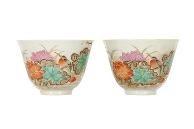 Lot 821 - A PAIR OF CHINESE FAMILLE ROSE 'LOTUS POND' CUPS.