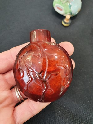 Lot 300 - A CHINESE AMBER SNUFF BOTTLE.