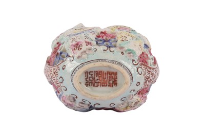Lot 148 - A CHINESE FAMILLE ROSE BISCUIT RETICULATED SNUFF BOTTLE.