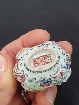 Lot 148 - A CHINESE FAMILLE ROSE BISCUIT RETICULATED SNUFF BOTTLE.