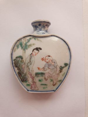 Lot 149 - A CHINESE FAMILLE ROSE SNUFF BOTTLE.