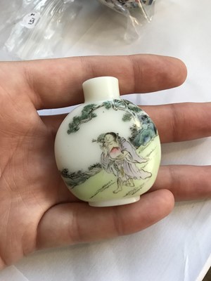 Lot 151 - A CHINESE FAMILLE ROSE GLASS 'LIU HAI' SNUFF BOTTLE.