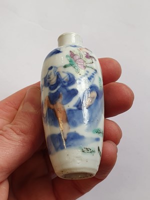 Lot 153 - A CHINESE FAMILLE ROSE 'EROTIC' SNUFF BOTTLE.