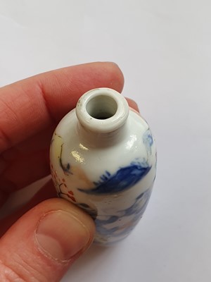 Lot 153 - A CHINESE FAMILLE ROSE 'EROTIC' SNUFF BOTTLE.