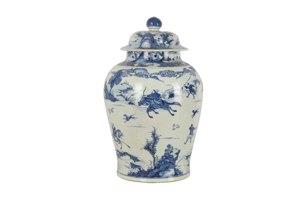 Lot 132 - A MASSIVE CHINESE BLUE AND WHITE 'HUNTERS' JAR AND COVER.