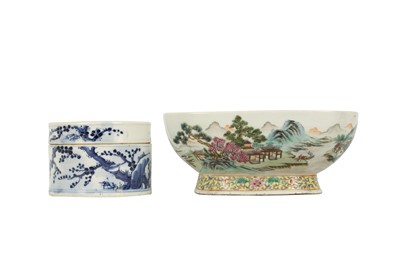 Lot 1028 - A CHINESE BLUE AND WHITE CIRCULAR BOX AND COVER AND A FAMILLE ROSE BOWL.