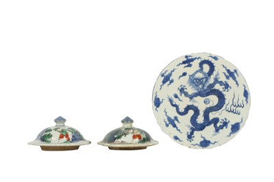 Lot 839 - A CHINESE BLUE AND WHITE 'DRAGON' DISH AND A PAIR OF DOUCAI COVERS.