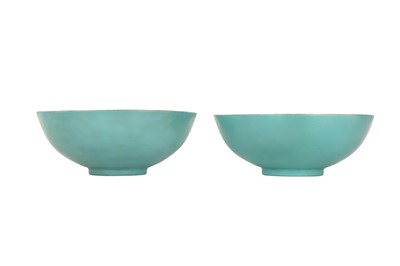 Lot 1030 - A PAIR OF CHINESE TURQUOISE-ENAMELLED BOWLS.