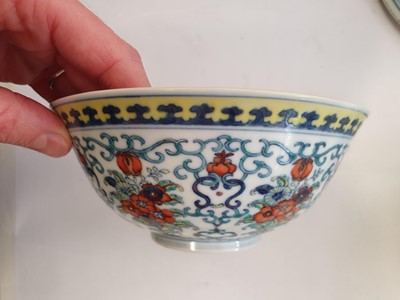Lot 209 - A PAIR OF CHINESE DOUCAI 'BOUQUET' BOWLS.