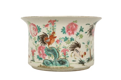 Lot 687 - A CHINESE FAMILLE ROSE 'COCKERELS' JARDINIERE.