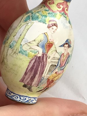 Lot 304 - A CHINESE FAMILLE ROSE CANTON ENAMEL 'EUROPEAN FIGURES' SNUFF BOTTLE.