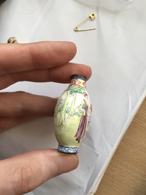 Lot 304 - A CHINESE FAMILLE ROSE CANTON ENAMEL 'EUROPEAN FIGURES' SNUFF BOTTLE.