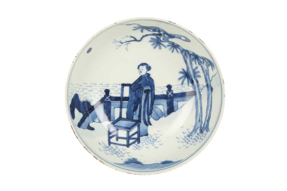 Lot 338 - A CHINESE BLUE AND WHITE 'LADY' SAUCER DISH.