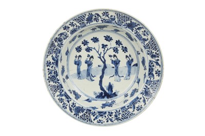 Lot 124 - A CHINESE BLUE AND WHITE 'LADIES' BASIN.
