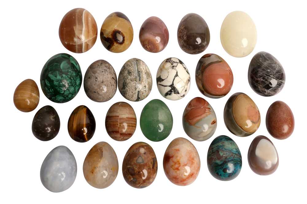 Lot 70 - A COLLECTION OF SPECIMEN MARBLE AND AGATE EGGS OR HAND COOLERS