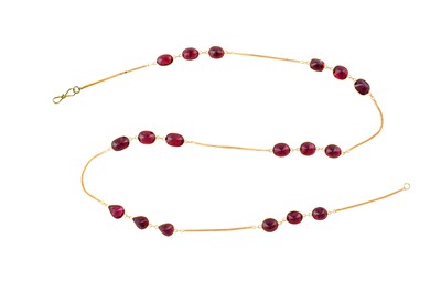 Lot 74 - A garnet necklace