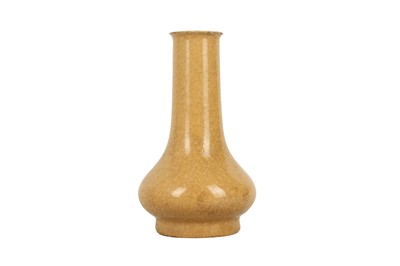 Lot 374 - A CHINESE LONGQUAN GUAN-TYPE YELLOW-GLAZED MALLET VASE.