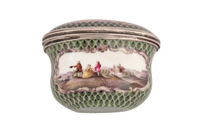 Lot 100 - A mid-18th century German porcelain snuff box, circa 1760
