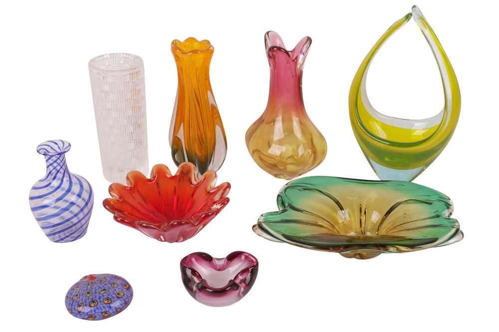 Lot 547 - A COLLECTION OF TEN ITEMS OF ART GLASS,