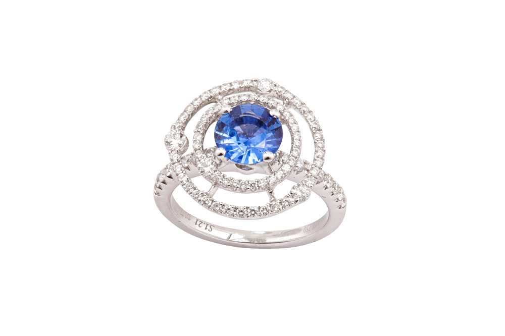 Lot 34 - A sapphire and diamond ring