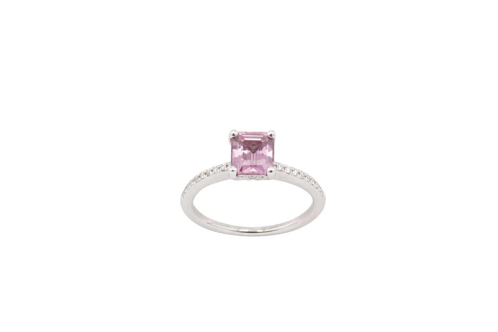 Lot 52 - A pink sapphire and diamond ring
