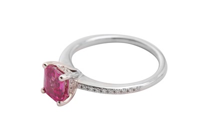 Lot 52 - A pink sapphire and diamond ring