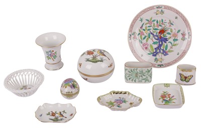 Lot 426 - A HEREND PORCELAIN BOX AND COVER, 20TH CENTURY
