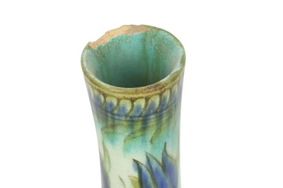 Lot 711 - AN IZNIK-STYLE CANTAGALLI POTTERY VASE