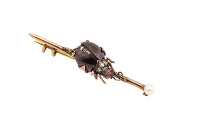 Lot 73 - A garnet bug bar brooch