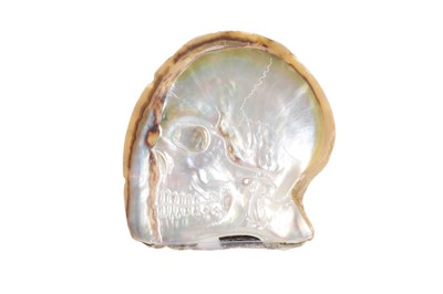 Lot 159 - HAND-CARVED BLACK LIP OYSTER( PINCTADA MARGARITIFERA) MOTHER OF PEARL SHELL WITH SKULL