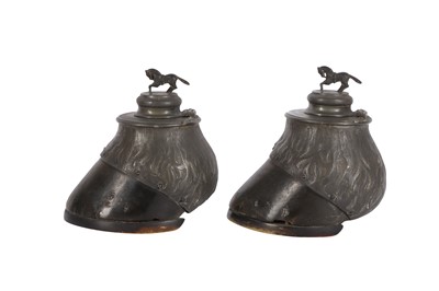 Lot 165 - TAXIDERMY: A ZOOMORPHIC PAIR OF HORSE HOOF INKWELLS, LATE 19TH CENTURY