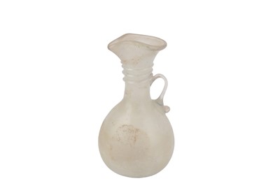 Lot 394 - A GLASS EWER, IN THE ROMAN TASTE, 20TH CENTURY