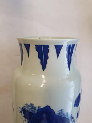 Lot 1022 - A CHINESE BLUE AND WHITE 'ZHONG KUI' SLEEVE VASE.