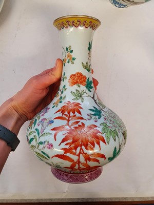 Lot 265 - A CHINESE FAMILLE ROSE 'BLOSSOMS' BOTTLE VASE.