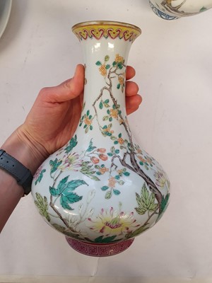 Lot 265 - A CHINESE FAMILLE ROSE 'BLOSSOMS' BOTTLE VASE.