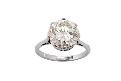 Lot 45 - A diamond single-stone ring