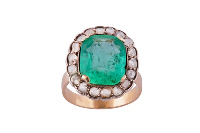 Lot 110 - An emerald and diamond cluster ring