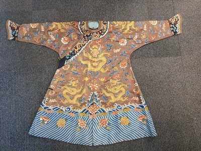 Lot 289 - A CHINESE CHESTNUT-GROUND EMBROIDERED 'DRAGON' ROBE.