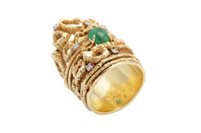 Lot 116 - An emerald and diamond dress ring