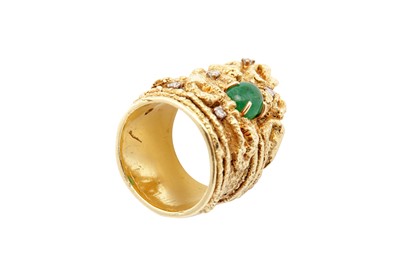 Lot 116 - An emerald and diamond dress ring